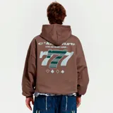 Hoodie marrón con capucha, corte boxy y estampado en la espalda con el logo de la marca Cold Culture, el texto "Wish Me Some Luck...", el número 777 con diseño de rayas y los símbolos de la baraja francesa.
