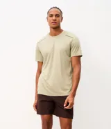 Bermuda deportiva masculina de poliéster color negro, con corte suelto y cintura elástica con cordón ajustable.