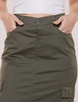 Falda midi estilo cargo de gabardina de algodón color beige, de silueta recta y tiro alto con pretina posterior elastizada. Cuenta con bolsillos funcionales diagonales, laterales tipo cargo con solapa y traseros con tapa, además de tajo frontal inferior.