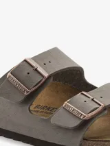 Sandalias Birkenstock modelo Arizona en color gris, con dos correas ajustables de Birko-Flor con acabado tipo nubuc y hebillas metálicas. Cuentan con una base anatómica de corcho y látex, plantilla de ante y suela de EVA.