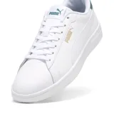 Championes de cuero blancos, de estilo tenístico, con detalles en verde en el talón y logo dorado.