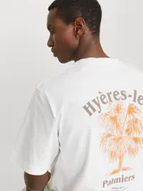 Remera blanca de algodón con cuello redondo y corte holgado. Estampado en la espalda con palmeras y texto "Hyères-les-Palmiers".