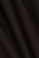 Remera entallada de punto de algodón acanalado color marrón oscuro, con manga larga y cuello redondo.