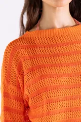 Sweater italiano de punto abierto y calado, con diseño a rayas en tonos de naranja, mangas largas y corte corto.