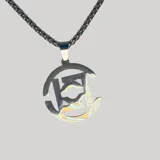 Collar de acero color plateado con cadena de eslabones y dije circular calado con diseño abstracto.