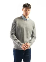 Buzo de punto color verde claro, con cuello redondo y mangas largas.