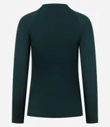 Blusa de manga larga confeccionada en viscosa acanalada, con cuello redondo y diseño de sisa raglán. Presenta un ajuste al cuerpo y textura acanalada.
