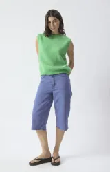 Chaleco de punto sin mangas, con cuello redondo y corte holgado. Confeccionado en tejido mullido de textura suave y compacta.