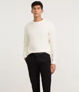 Pantalón slim de sarga color gris, con cintura con trabillas, cierre de botón y cremallera, y bolsillos laterales y traseros.