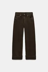 Jeans de tiro medio con corte baggy y pierna relajada. Presenta diseño de cinco bolsillos, cierre frontal con cremallera y botón, y bajo acabado con vuelta.
