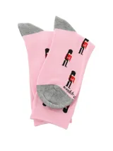 Medias de largo medio color rosado con estampado de guardias británicos. Presentan talón y puntera en color gris.