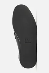 Mocasín casual de piel con acabado nobuck, color marrón claro. Presenta un corte liso con detalle de bordón y horma redonda. La suela es plana y a tono con el calzado.