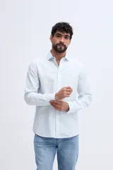 Camisa de manga larga fit semi slim color celeste, con cierre frontal de botones y cuello camisero clásico.