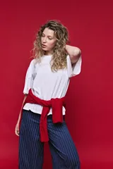 Remera boxy fit blanca de algodón, con silueta amplia y relajada, hombros caídos y mangas amplias.