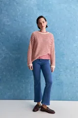 Sweater de tejido amplio en color azul marino con diseño de rayas horizontales y detalles calados. Cuenta con cuello redondo, mangas largas con hombros caídos y terminaciones acanaladas.