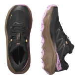 Championes de trail running Salomon Ultra Flow 2 Gore-Tex impermeables, color negro con entresuela marrón y detalles en fucsia y amarillo. Confeccionados con parte superior de malla transpirable y suela con tacos para tracción en cualquier condición.