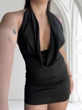 Vestido corto negro con cuello drapeado y espalda descubierta.