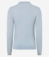 Blusa de punto color blanco con cuello polo, manga larga y detalles de ribete en contraste color negro en el cuello, puños y ruedo. Confeccionada en mezcla de viscosa, poliéster y poliamida.