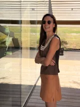 Musculosa marrón de cuero con cuello en V y detalle de caracoles cosidos a mano en el escote y sisas.