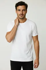 Remera de manga corta de algodón, lisa, de corte slim fit y cuello redondo.