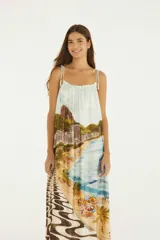 Vestido largo de viscosa con estampado posicional de paisaje carioca, escote fruncido con volado, tirantes finos con borlas y espalda descubierta.
