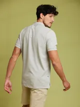 Remera polo salmón de corte regular, confeccionada en algodón. Presenta cuello clásico con botones y logo bordado en el pecho.