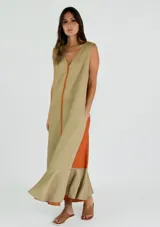 Vestido midi sin mangas con escote en V, confeccionado en una combinación de tonos beige y naranja. Presenta un diseño con paneles laterales en contraste, una franja central vertical y un ruedo con volado.