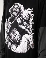 Remera de manga larga con diseño de doble capa, cuerpo negro con estampado gráfico de una calavera en motocicleta y mangas largas en color gris oscuro. Corte oversize.