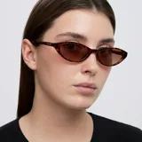 Lentes de sol con montura estilo cat-eye slim en estampado carey y cristales polarizados color marrón.
