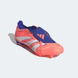 Championes de fútbol Adidas Predator League, color naranja coral con detalles en azul oscuro y tres franjas blancas. Presentan una lengüeta plegable y suela con tapones moldeados para terreno firme.
