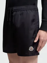 Short de baño Moncler negro con cintura elástica, bolsillos laterales y parche con el logo de la marca en la pernera izquierda.