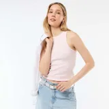 Musculosa de canalé color rosado, con cuello redondo y diseño ajustado.