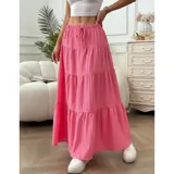 Pollera larga blanca de tiro alto con diseño acampanado y volados en capas. Cuenta con cintura elástica fruncida y lazo ajustable del mismo tejido.