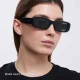 Lentes de sol rectangulares negros con protección UV400 y lentes polarizadas alemanas con recubrimiento anti-scratch y superhydrophobic.