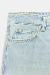 Jeans de mezclilla en color negro gastado, tiro bajo, corte de pernera recta y diseño clásico de cinco bolsillos con cierre frontal de cremallera y botón metálico.