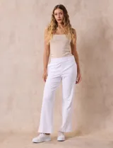 Pantalón blanco de tejido suave, corte ancho y pretina elastizada.