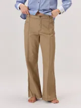 Pantalon de corte recto y tiro medio, color marron, con costuras a contratono, bolsillos traseros con pespuntes y detalle de pasacintos.