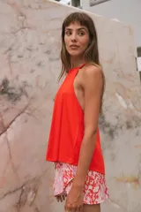 Musculosa de morley elastizado color rojo, con cuello redondo y silueta amplia en corte A.