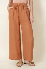 Pantalón ancho color ladrillo, de viscosa y poliéster, con cintura elastizada, cordón para ajustar y bolsillos laterales.