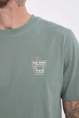 Remera de algodón color verde musgo, de corte clásico con cuello redondo y manga corta. Presenta un pequeño estampado gráfico en el pecho.