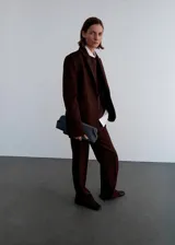 Blazer de corte recto confeccionado en lana, con cuello de solapa con muesca, cierre frontal de un botón, bolsillos laterales con solapa y bolsillo de ribete en el pecho.
