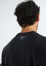 Remera de protección UV color negro, de manga larga y cuello redondo.