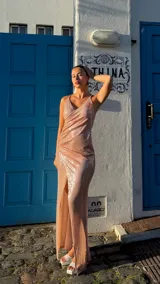 Vestido largo de fiesta color champagne con lentejuelas, escote drapeado y breteles finos.