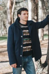 Campera azul marino de paño con cuello alto, cierre frontal con botones y bolsillos laterales.