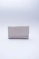 Billetera color gris claro con textura símil piel de cocodrilo, con múltiples ranuras para tarjetas y billetes.