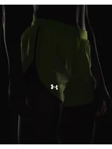 Short deportivo Under Armour, diseñado para running, en color verde neón con detalles en negro. Presenta un corte con bajo cruzado, cintura elástica con cordón interno, paneles de malla para ventilación y logo reflectante en el frente.