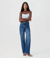 Pantalón de jean azul clásico de corte recto, con tiro alto, presillas para cinto y bolsillos funcionales.