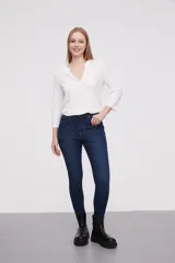 Pantalon jean de corte skinny y tiro alto, color azul clásico con costuras en tono ocre.