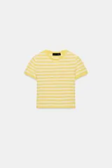 Top corto de punto con diseño a rayas horizontales en color amarillo y blanco, cuello redondo y manga corta.