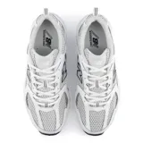 Championes New Balance modelo 530, color blanco con detalles en gris y negro, confeccionados en malla transpirable y material sintético, con tecnología ABZORB en la entresuela.